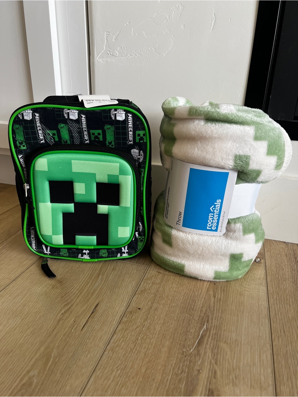 Minecraft Green Creeper Kids insulated lunch box with green hex shaped throw.